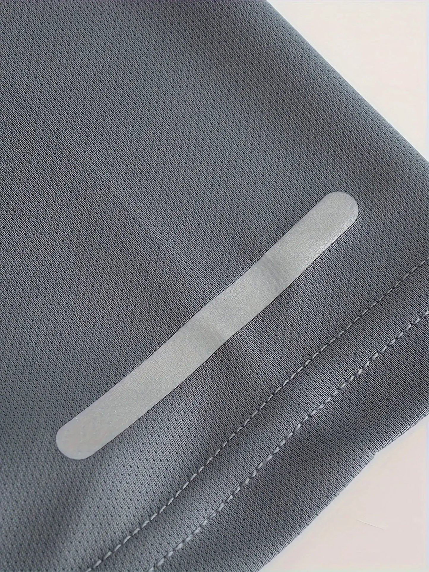 Packen Sie 6 schnelltrocknende Sport-T-Shirts mit reflektierenden Streifen.